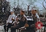 Standbild russische Soldaten Torgau Deutschland, 1945, aus Sekunde 26 historischem Filmmaterial Videoclip 65675060153