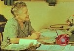 Standbild Bemühungen Arbeit zu finden und Wiederansiedlung Japanese-Americans in WW II California United States USA, 1943, aus Sekunde 16 historischem Filmmaterial Videoclip 65675060174