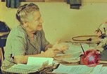 Standbild Bemühungen Arbeit zu finden und Wiederansiedlung Japanese-Americans in WW II California United States USA, 1943, aus Sekunde 18 historischem Filmmaterial Videoclip 65675060174