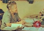 Standbild Bemühungen Arbeit zu finden und Wiederansiedlung Japanese-Americans in WW II California United States USA, 1943, aus Sekunde 19 historischem Filmmaterial Videoclip 65675060174