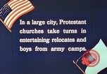 Immagine di Chiese sponsor delle attività sociali per Japanese-American soldati in W United States USA, 1943, secondo 3 filmato di repertorio 65675060177