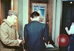 Immagine di Chiese sponsor delle attività sociali per Japanese-American soldati in W United States USA, 1943, secondo 13 filmato di repertorio 65675060177