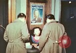 Immagine di Chiese sponsor delle attività sociali per Japanese-American soldati in W United States USA, 1943, secondo 25 filmato di repertorio 65675060177