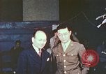 Immagine di Chiese sponsor delle attività sociali per Japanese-American soldati in W United States USA, 1943, secondo 27 filmato di repertorio 65675060177