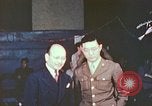 Immagine di Chiese sponsor delle attività sociali per Japanese-American soldati in W United States USA, 1943, secondo 28 filmato di repertorio 65675060177