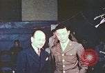 Immagine di Chiese sponsor delle attività sociali per Japanese-American soldati in W United States USA, 1943, secondo 29 filmato di repertorio 65675060177