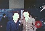 Immagine di Chiese sponsor delle attività sociali per Japanese-American soldati in W United States USA, 1943, secondo 30 filmato di repertorio 65675060177