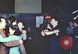 Immagine di Chiese sponsor delle attività sociali per Japanese-American soldati in W United States USA, 1943, secondo 31 filmato di repertorio 65675060177