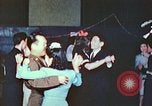 Immagine di Chiese sponsor delle attività sociali per Japanese-American soldati in W United States USA, 1943, secondo 32 filmato di repertorio 65675060177