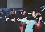 Immagine di Chiese sponsor delle attività sociali per Japanese-American soldati in W United States USA, 1943, secondo 35 filmato di repertorio 65675060177