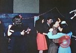 Immagine di Chiese sponsor delle attività sociali per Japanese-American soldati in W United States USA, 1943, secondo 36 filmato di repertorio 65675060177