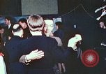 Immagine di Chiese sponsor delle attività sociali per Japanese-American soldati in W United States USA, 1943, secondo 39 filmato di repertorio 65675060177