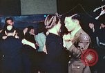 Immagine di Chiese sponsor delle attività sociali per Japanese-American soldati in W United States USA, 1943, secondo 40 filmato di repertorio 65675060177