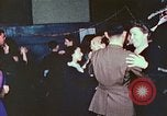 Immagine di Chiese sponsor delle attività sociali per Japanese-American soldati in W United States USA, 1943, secondo 42 filmato di repertorio 65675060177