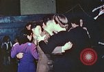 Immagine di Chiese sponsor delle attività sociali per Japanese-American soldati in W United States USA, 1943, secondo 45 filmato di repertorio 65675060177