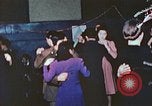 Immagine di Chiese sponsor delle attività sociali per Japanese-American soldati in W United States USA, 1943, secondo 47 filmato di repertorio 65675060177