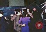 Immagine di Chiese sponsor delle attività sociali per Japanese-American soldati in W United States USA, 1943, secondo 48 filmato di repertorio 65675060177