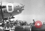 Standbild B-24 Liberator Bomber Pazifik, 1943, aus Sekunde 58 historischem Filmmaterial Videoclip 65675060184
