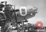 Standbild B-24 Liberator Bomber Pazifik, 1943, aus Sekunde 60 historischem Filmmaterial Videoclip 65675060184
