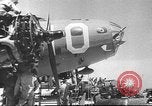 Standbild B-24 Liberator Bomber Pazifik, 1943, aus Sekunde 61 historischem Filmmaterial Videoclip 65675060184