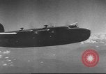 Standbild B-24 Liberator Bomber China, 1943, aus Sekunde 38 historischem Filmmaterial Videoclip 65675060192