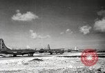 Standbild B-29 Superfrotress Ebenen Saipan Nördliche Marianen, 1945, aus Sekunde 32 historischem Filmmaterial Videoclip 65675060196