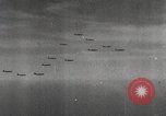 Standbild B-29 Superfrotress Ebenen Saipan Nördliche Marianen, 1945, aus Sekunde 47 historischem Filmmaterial Videoclip 65675060196