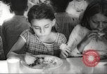 Immagine di I bambini hanno pasti Puerto Rico, 1931, secondo 36 filmato di repertorio 65675060226