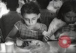 Immagine di I bambini hanno pasti Puerto Rico, 1931, secondo 37 filmato di repertorio 65675060226