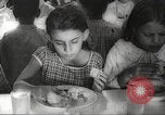 Immagine di I bambini hanno pasti Puerto Rico, 1931, secondo 39 filmato di repertorio 65675060226