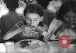 Immagine di I bambini hanno pasti Puerto Rico, 1931, secondo 40 filmato di repertorio 65675060226