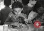 Immagine di I bambini hanno pasti Puerto Rico, 1931, secondo 41 filmato di repertorio 65675060226