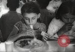 Immagine di I bambini hanno pasti Puerto Rico, 1931, secondo 42 filmato di repertorio 65675060226
