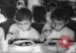 Immagine di I bambini hanno pasti Puerto Rico, 1931, secondo 44 filmato di repertorio 65675060226