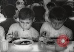 Immagine di I bambini hanno pasti Puerto Rico, 1931, secondo 45 filmato di repertorio 65675060226