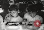 Immagine di I bambini hanno pasti Puerto Rico, 1931, secondo 46 filmato di repertorio 65675060226