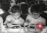 Immagine di I bambini hanno pasti Puerto Rico, 1931, secondo 47 filmato di repertorio 65675060226