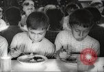 Immagine di I bambini hanno pasti Puerto Rico, 1931, secondo 49 filmato di repertorio 65675060226