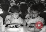 Immagine di I bambini hanno pasti Puerto Rico, 1931, secondo 50 filmato di repertorio 65675060226