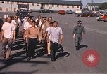 Standbild Wehrpflichtigen der freiwilligen Armee United States USA, 1970, aus Sekunde 59 historischem Filmmaterial Videoclip 65675060248