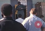 Standbild Wehrpflichtigen der freiwilligen Armee United States USA, 1970, aus Sekunde 17 historischem Filmmaterial Videoclip 65675060249