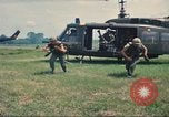 Immagine di Soldati statunitensi Saigon Vietnam Cu Chi, 1966, secondo 56 filmato di repertorio 65675060264