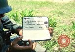 Immagine di Soldati feriti trasferito in aereo tramite UH-1 Huey elicottero Saigon Vietnam Cu Chi, 1966, secondo 3 filmato di repertorio 65675060266