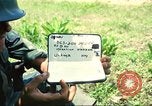 Immagine di Soldati feriti trasferito in aereo tramite UH-1 Huey elicottero Saigon Vietnam Cu Chi, 1966, secondo 4 filmato di repertorio 65675060266