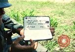 Immagine di Soldati feriti trasferito in aereo tramite UH-1 Huey elicottero Saigon Vietnam Cu Chi, 1966, secondo 5 filmato di repertorio 65675060266