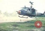 Immagine di Soldati feriti trasferito in aereo tramite UH-1 Huey elicottero Saigon Vietnam Cu Chi, 1966, secondo 6 filmato di repertorio 65675060266