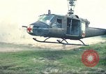 Immagine di Soldati feriti trasferito in aereo tramite UH-1 Huey elicottero Saigon Vietnam Cu Chi, 1966, secondo 7 filmato di repertorio 65675060266