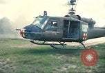 Immagine di Soldati feriti trasferito in aereo tramite UH-1 Huey elicottero Saigon Vietnam Cu Chi, 1966, secondo 8 filmato di repertorio 65675060266