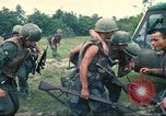 Immagine di Soldati feriti trasferito in aereo tramite UH-1 Huey elicottero Saigon Vietnam Cu Chi, 1966, secondo 9 filmato di repertorio 65675060266
