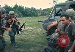Immagine di Soldati feriti trasferito in aereo tramite UH-1 Huey elicottero Saigon Vietnam Cu Chi, 1966, secondo 10 filmato di repertorio 65675060266